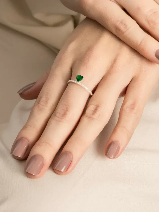 Anel de Prata 925 com Zircônias e Coração Zircônia Verde