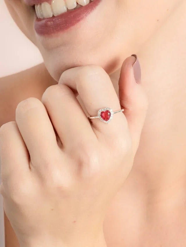Anel de Prata 925 Solitário Coração Vermelho Cravejado Brilhante