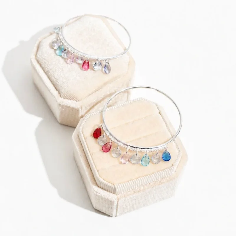Brinco Argola com 9 Zirconias Redonda e Gota