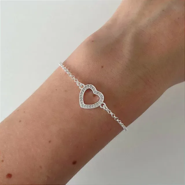 Pulseira de Prata 925 Coração Central Cravejado com Zircônias Brancas