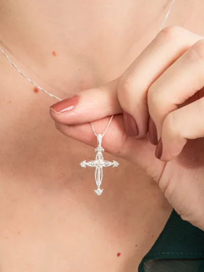 Colar de Prata 925 Pingente Cruz com Detalhes e Ponto de Luz — foto 2