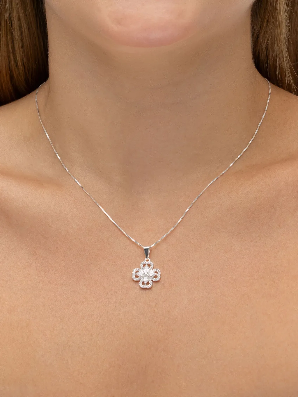 Colar de Prata 925 Com Pingente de Trevo Detalhado Brilhante com Zircônias Brancas