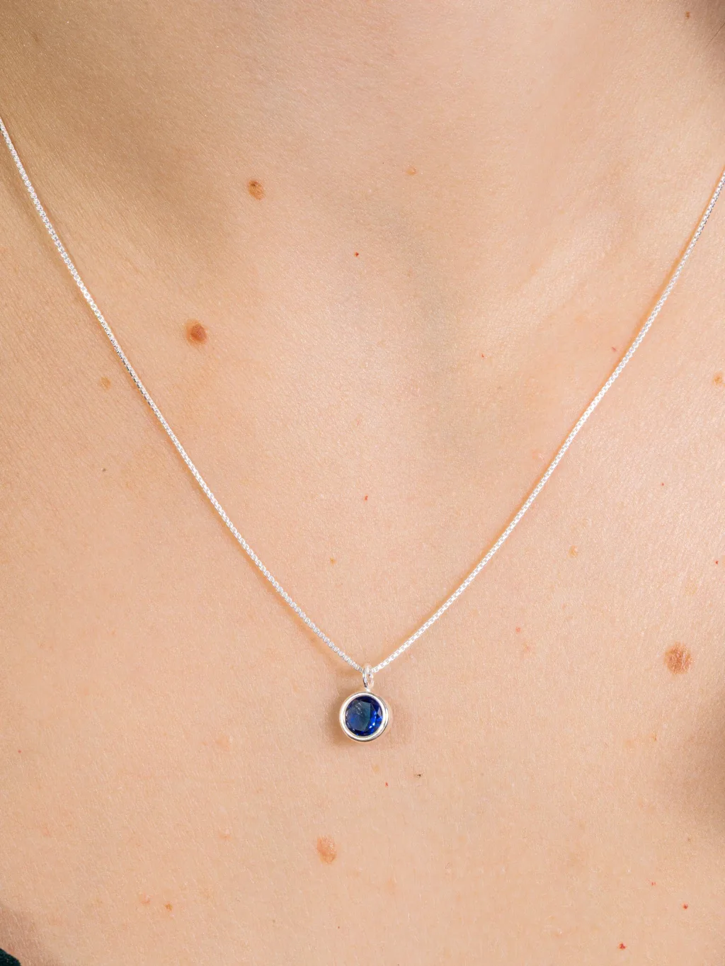 Colar de Prata 925 Zircônia Redonda Azul Escuro Cravação Inglesa