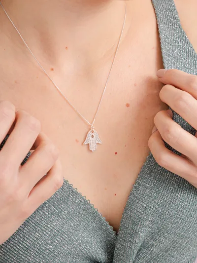 Colar de Prata 925 Mão de Fátima Cravejada com Zircônias Brancas e Infinito — foto 1