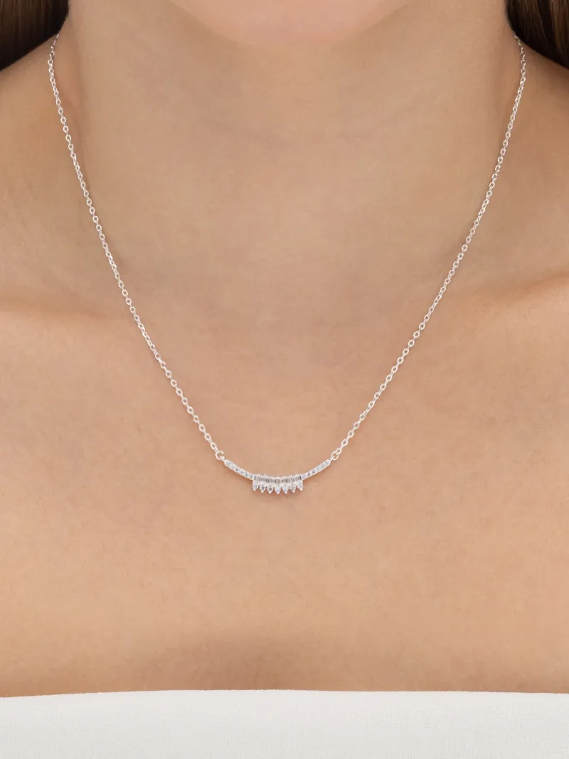 Colar de Prata 925 Fio Curvado Central com Detalhes de Zircônias