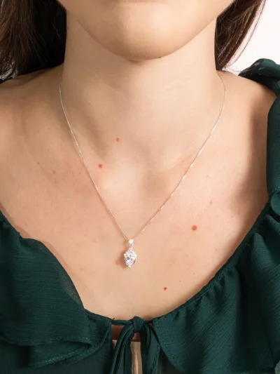 Colar de Prata 925 Com Pingente Coração Branco e Zircônias Detalhadas — foto 1